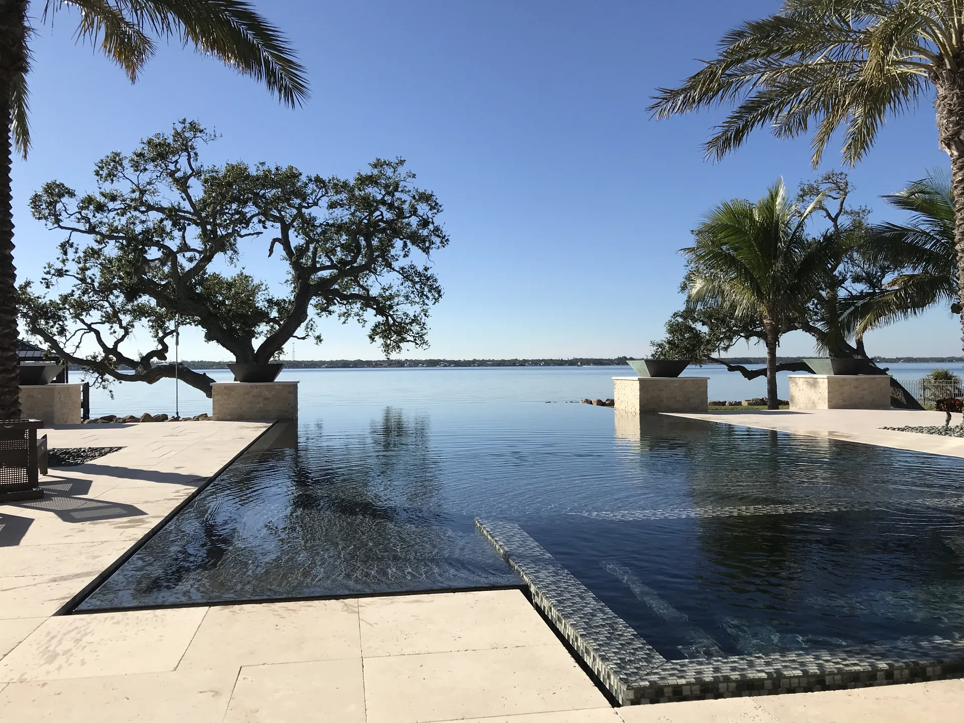 Zero-edge overflow with fire bowls