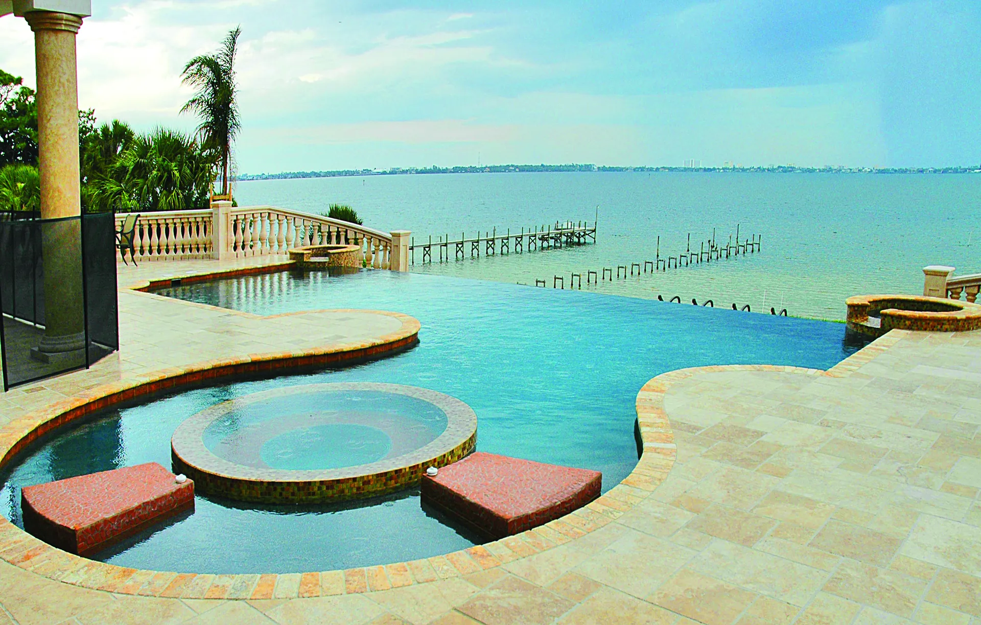 Vanishing-edge pool and spa