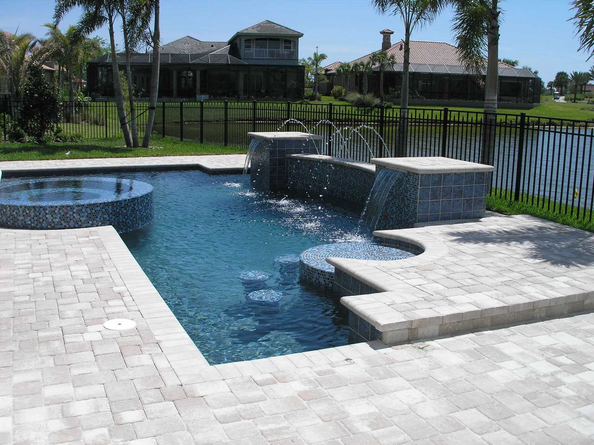 Round spillover spa