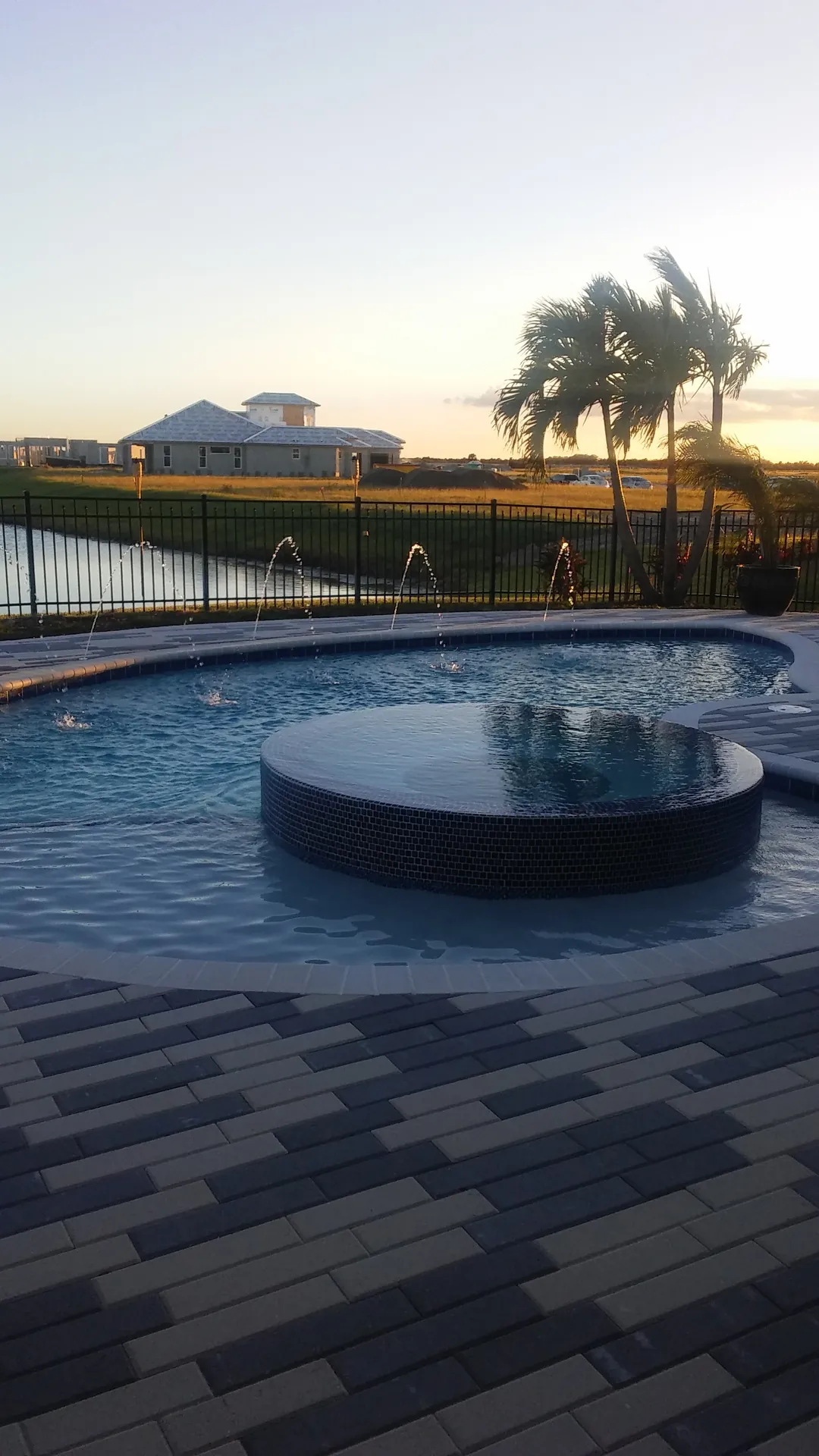 Round raised spa with dark tile
