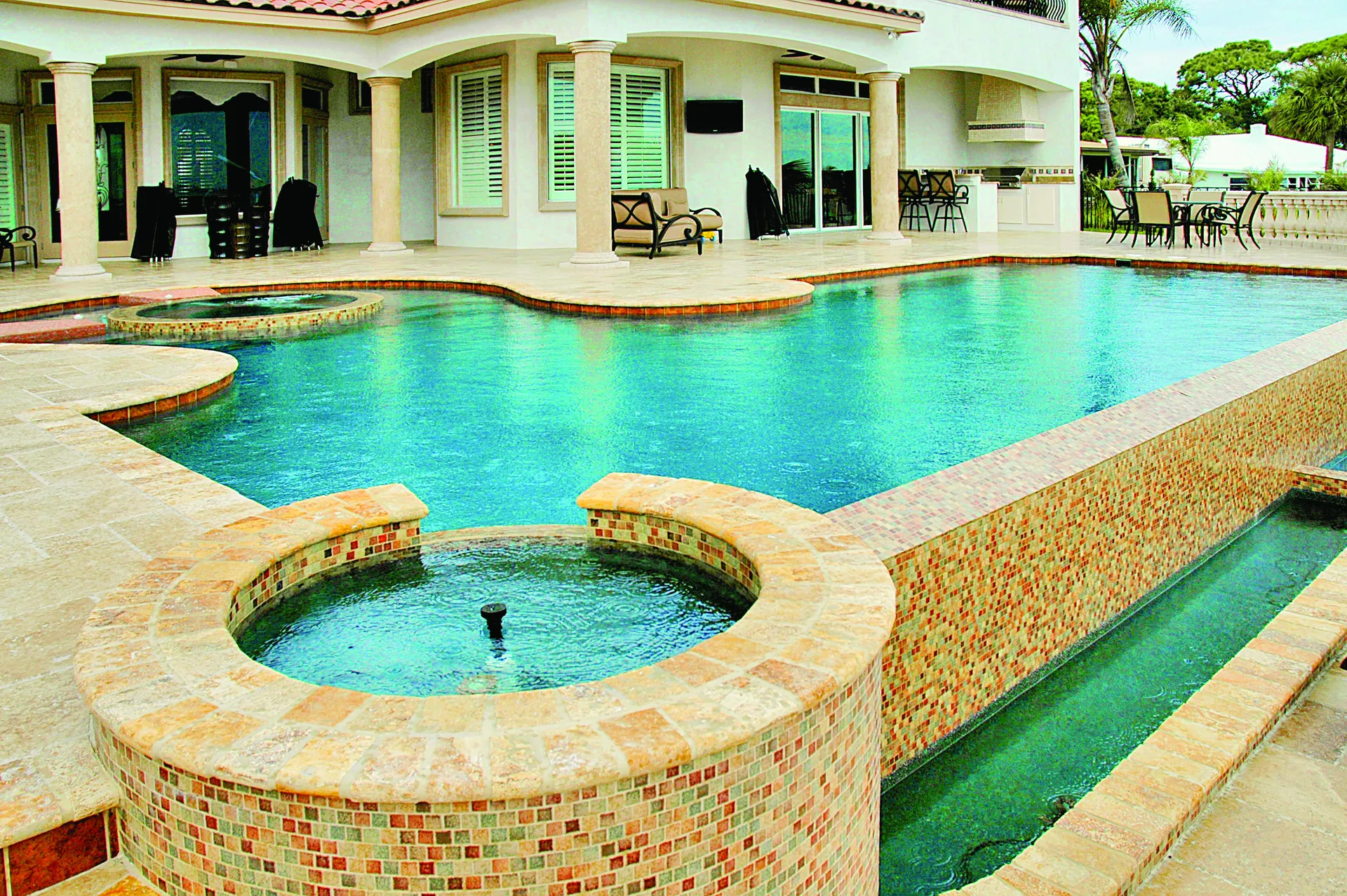 Raised round spa with bubbler fountain