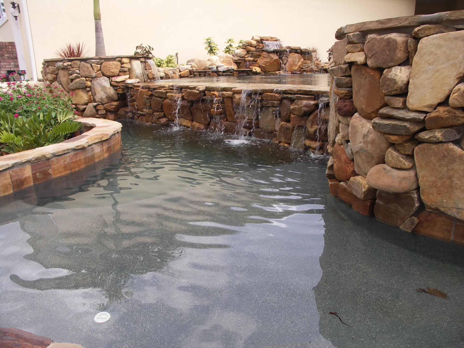 Natural stacked-stone waterfall wall